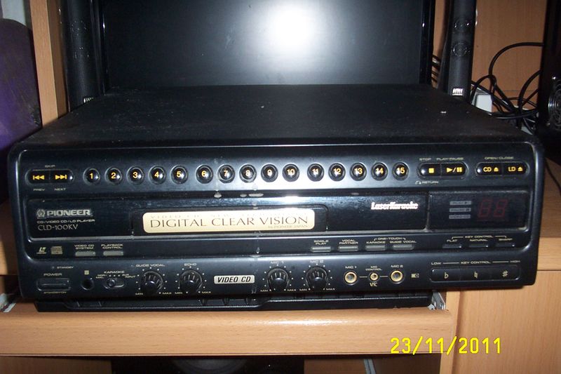 File:Pioneer CLD-100KV frontpanel.jpg